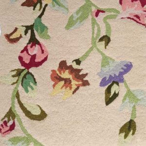 floral pattern on scalloped edge wool rug in cream